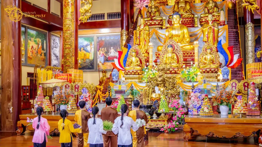 Cúng dường Tam Bảo là gì? Ý nghĩa và công đức thù thắng